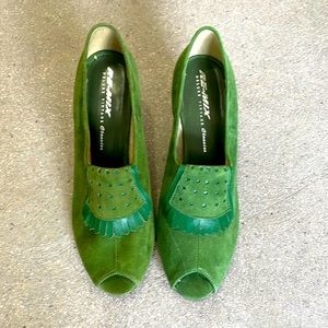 Re-Mix Green peekaboo-toe heels